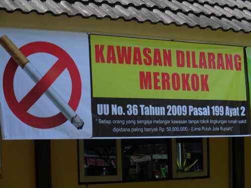 Peningkatan Kesadaran Kesehatan di Lingkungan Rumah Sakit, Banner Larangan Merokok Dipasang
