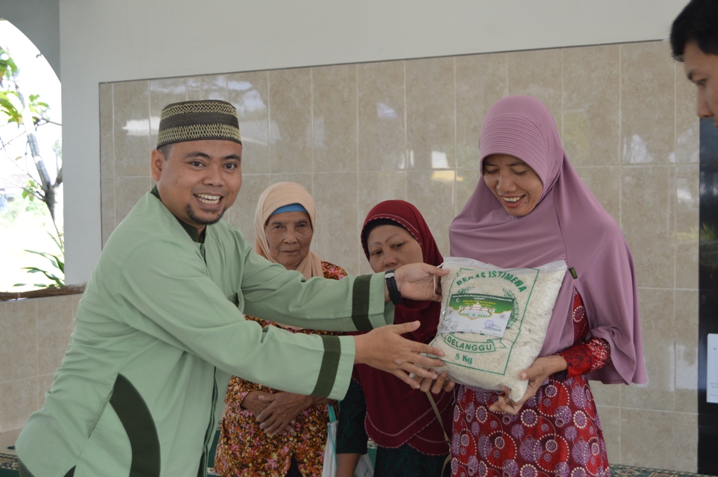 RSIY PDHI Berikan Santunan Pada Lansia dan Dhuafa